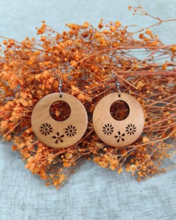 4  β  σκουλαρικια ξυλινα στρογγυλα λουλουδακια (1)